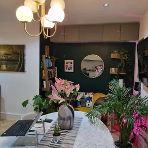 Bright Spacious In The Park London